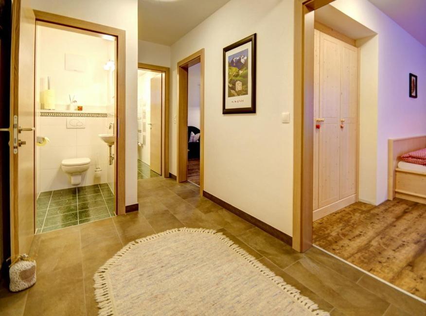 Landhaus Alpenjaeger Hainzenberg Ruang foto