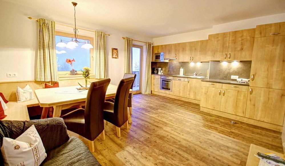 Landhaus Alpenjaeger Hainzenberg Ruang foto